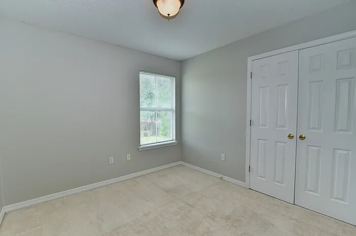 Building Photo - 15065 Warren Dr