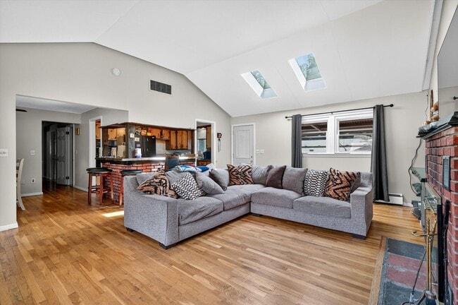 Building Photo - Spacious 4 BR/2BA home corner-lot in Warwi...