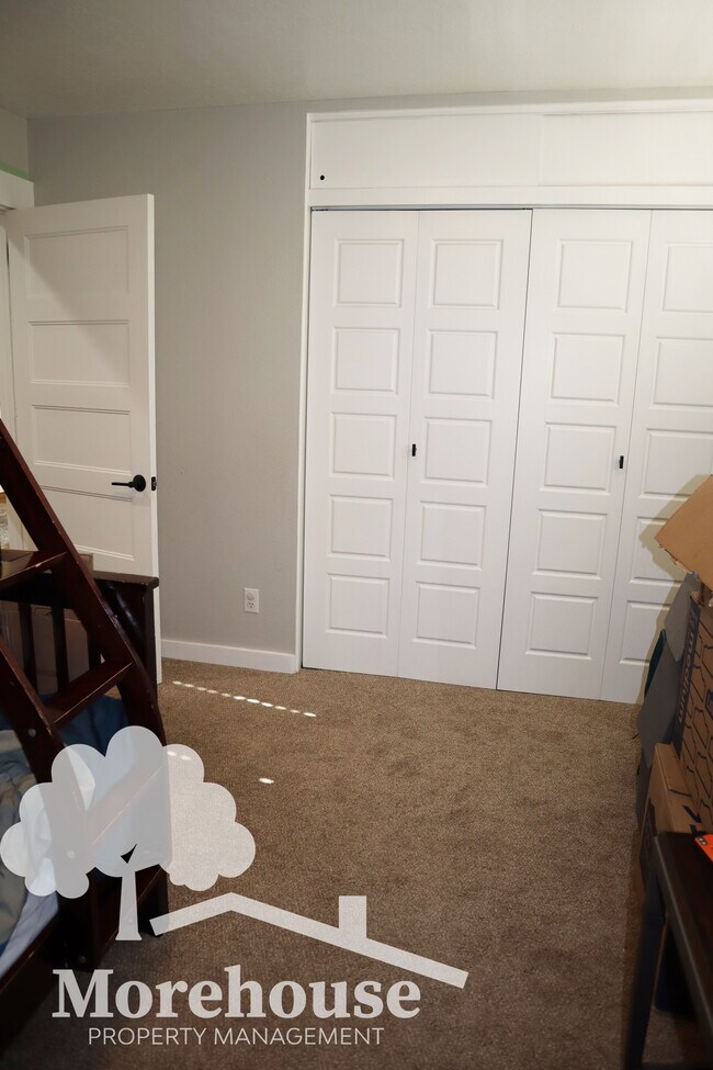 Building Photo - 10440 Meadow Lark Dr