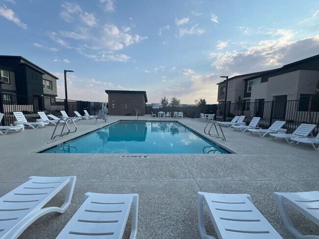 Building Photo - LIKE BRAND NEW AND BEAUTIFUL! 3 BEDROOMS, 2.5 BATHS