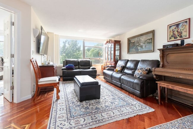 Building Photo - Large three bedroom in Brookline for Septe...