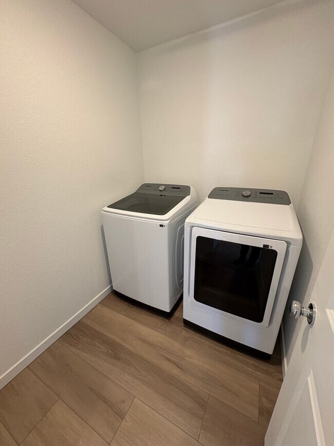 Building Photo - 4 Bed with Office, Brand New Home