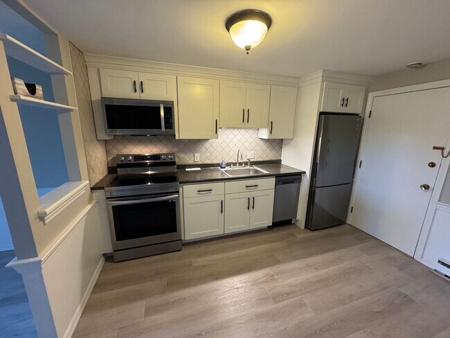 Primary Photo - Freshly Updated 1 Bedroom Newburyport Cond...