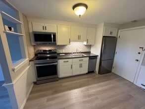 Building Photo - Freshly Updated 1 Bedroom Newburyport Cond...