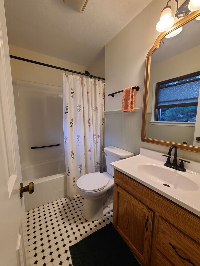 Building Photo - Ring in 2026 with THIS Great Rental!