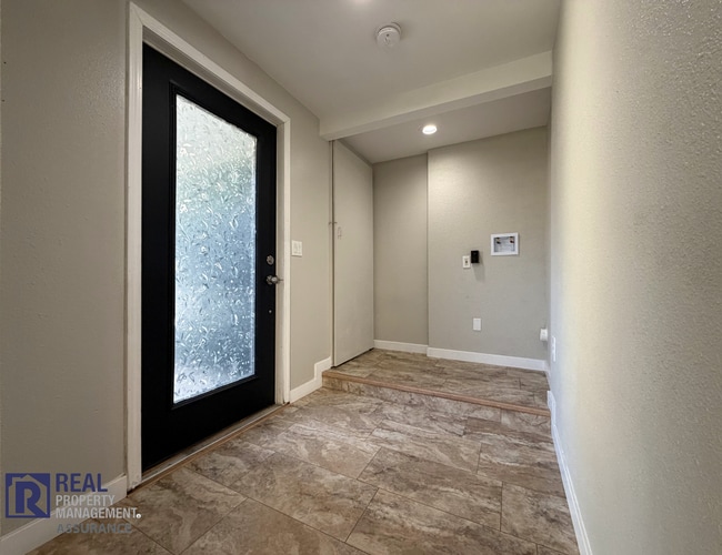 Building Photo - Charming Updated Studio Home with Fenced Yard in Beaverton