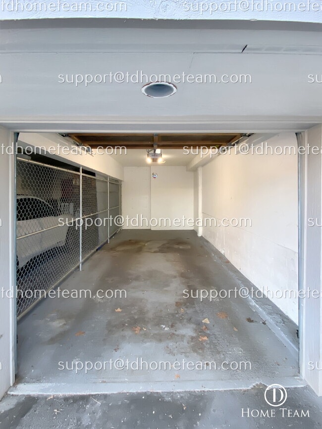 Building Photo - Luxurious 1-Bedroom Condo with Scenic Views and Modern Amenities in Bellevue, WA!