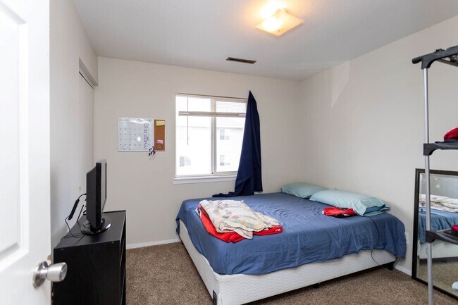 Building Photo - Fourplex in great central location!