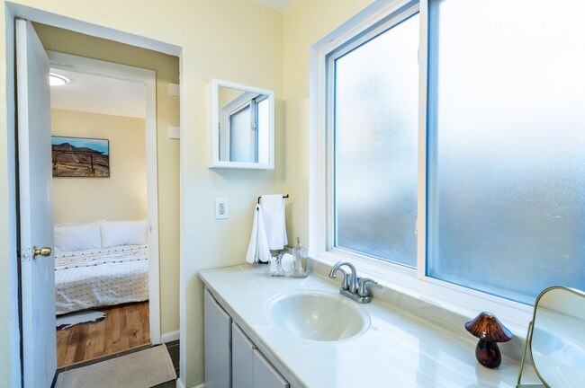 Building Photo - Spacious Updated Unit of Quadplex Availabl...