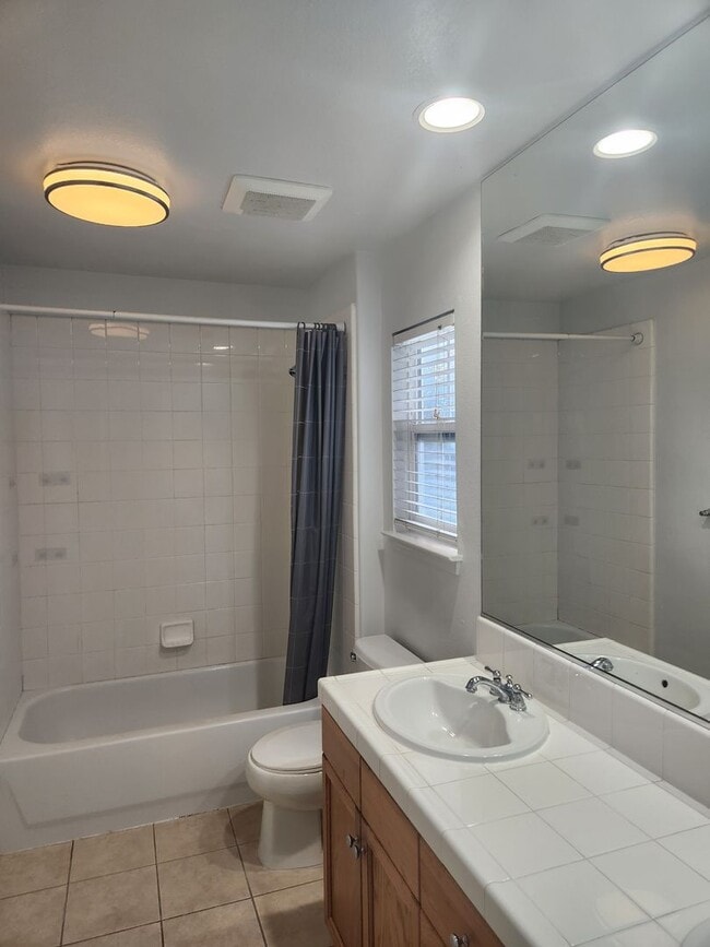 Building Photo - Great Santa Rosa Neighborhood 3 Bedroom, 2.5 Bathrooms