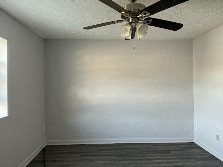 Building Photo - 1215 Shalom Dr