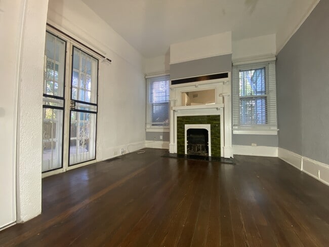 Building Photo - 841 Vedado Way NE