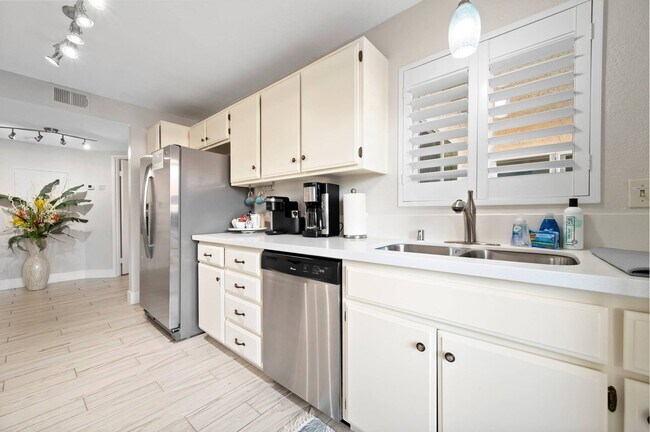 Building Photo - 44 Corniche Dr