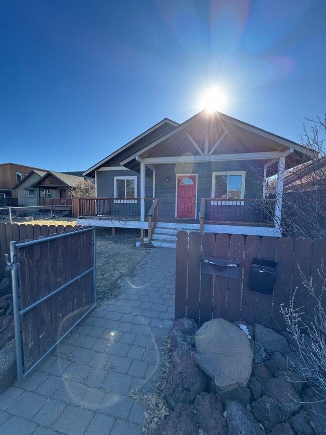 Building Photo - Cute Home in Downtown Bend