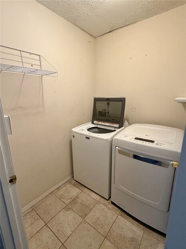 Building Photo - 895 Delray Dr