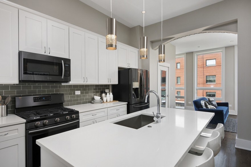 Building Photo - 2821 N Halsted St