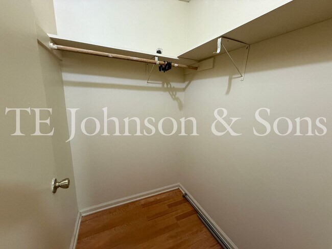 Building Photo - 1506 Oakshire-Water Included