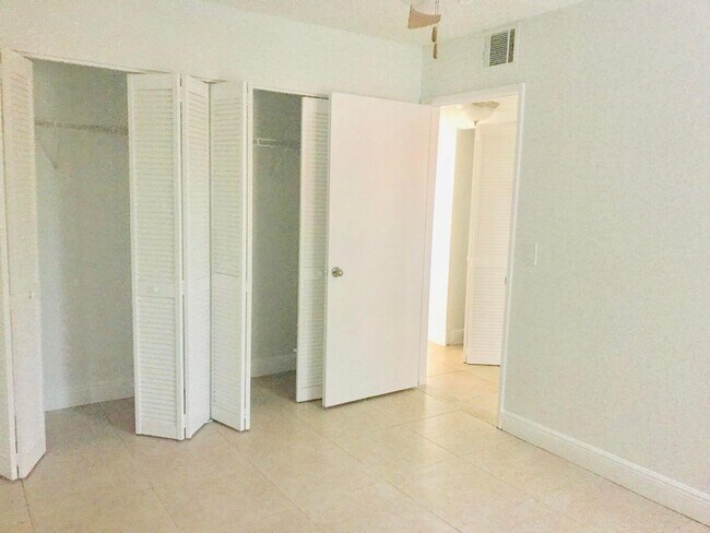 Building Photo - 1477 Lake Crystal Dr