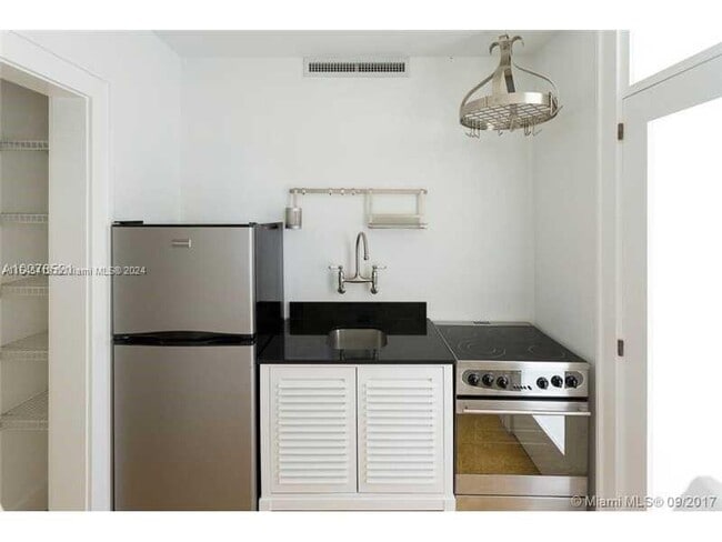 Building Photo - 301 Ocean Dr