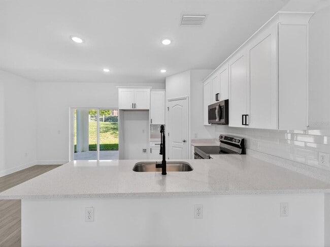 Building Photo - 922 N Fairbairn Dr