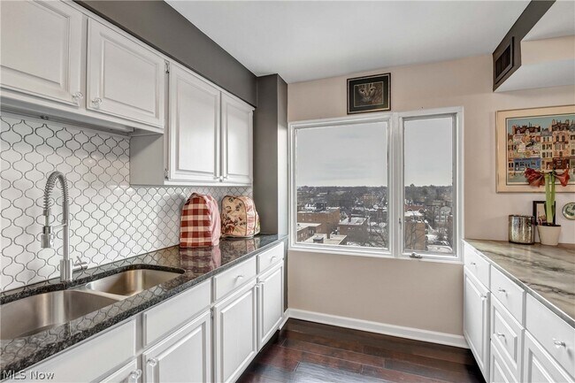 Building Photo - 12500 Edgewater Dr