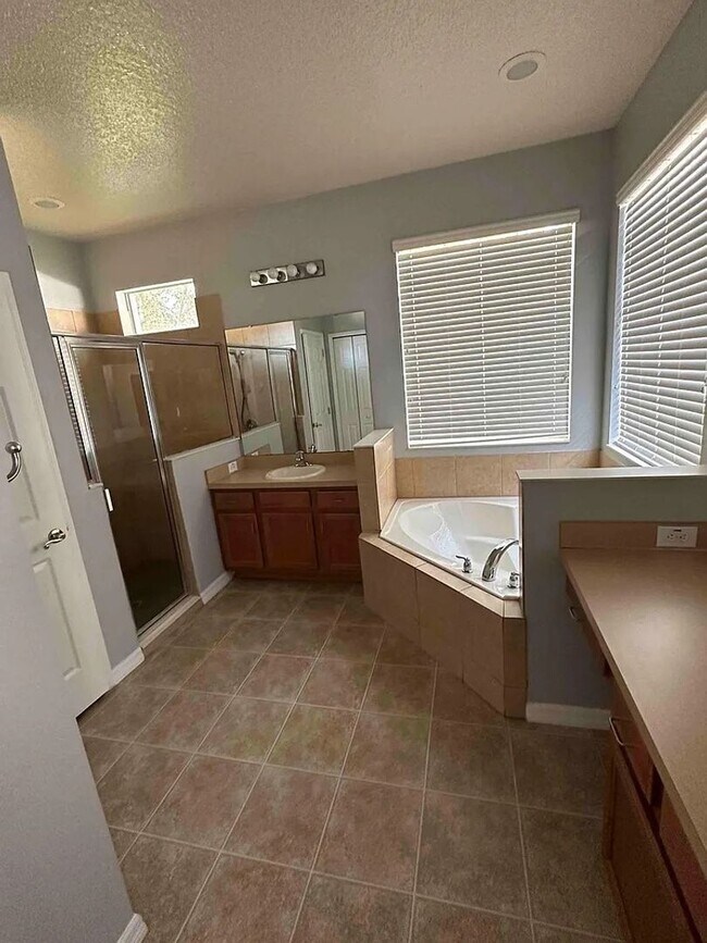 Building Photo - Elegant 4-bedroom 3-bathroom Home in Windermere