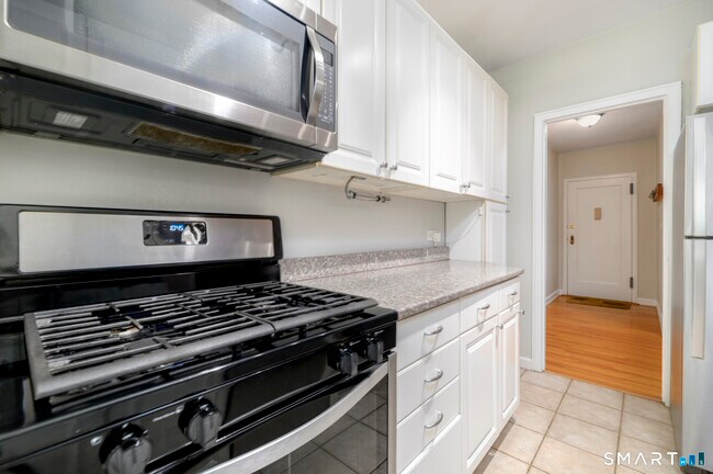 Building Photo - 136 Woodside Green
