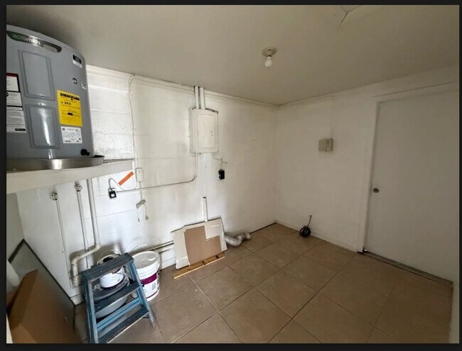 Building Photo - Must See -  3-bedroom, 1-bath single family home with fenced in yard in Port Richey