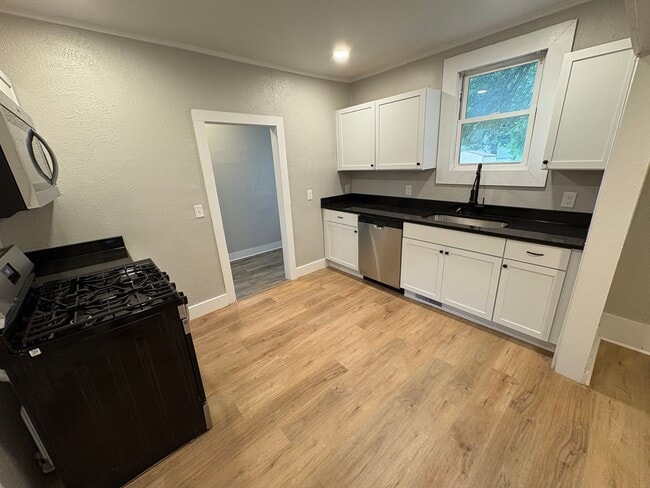Building Photo - Beautiful 4 Bedroom  House