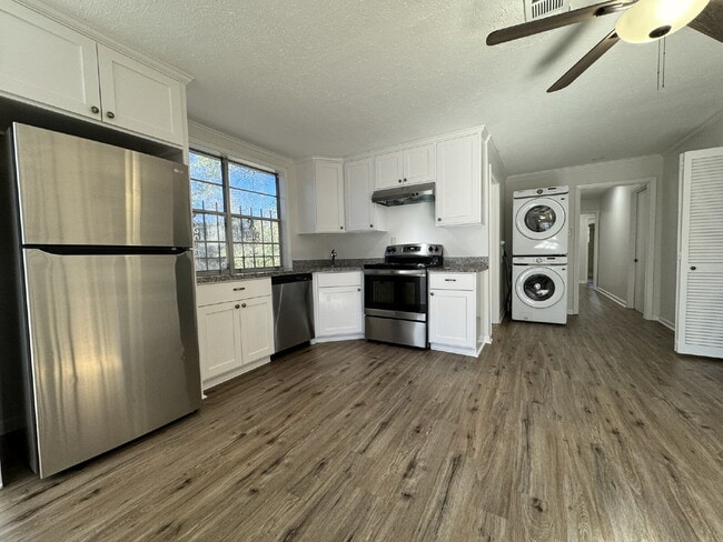 Building Photo - Effortless living at its finest in Conroe....