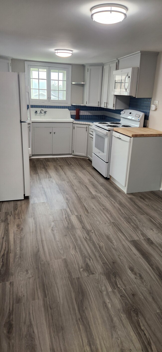 Building Photo - 8615 Aitken Ave