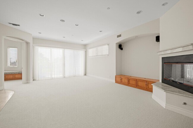 Building Photo - Stunning 4 bed, 4.5 bath home located on a quiet and highly desirable street in Redondo Beach