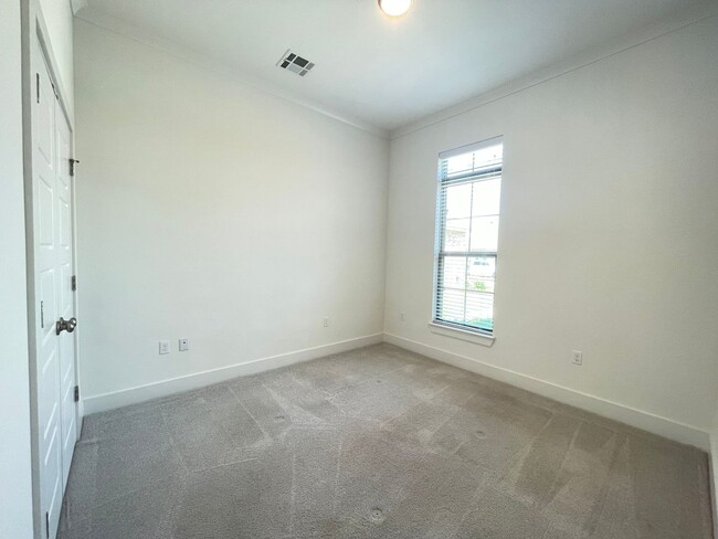 Building Photo - 39419 Waycross Ave