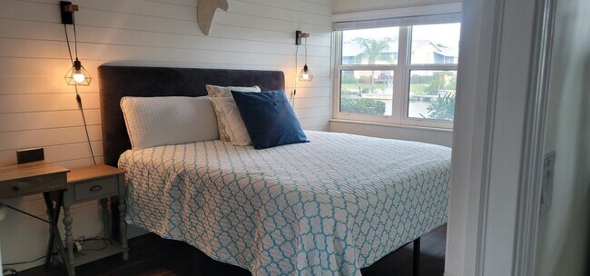 Building Photo - 1830 Robalo Dr