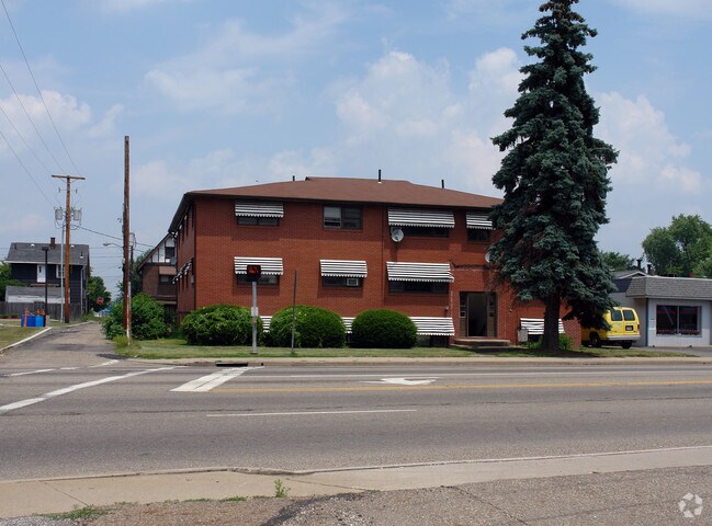 Primary Photo - 3117 Tuscarawas St W