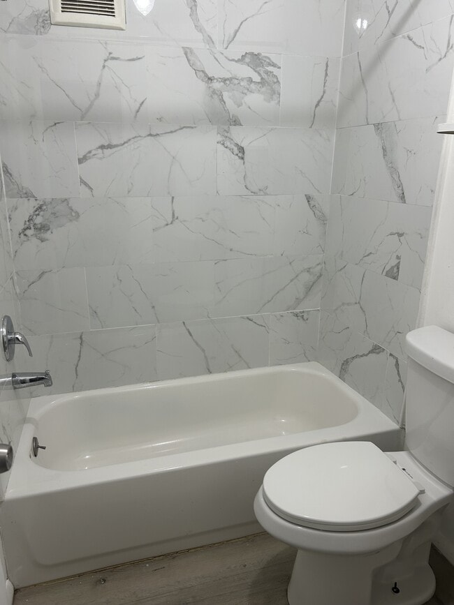 Building Photo - 1121 Columbia Ave