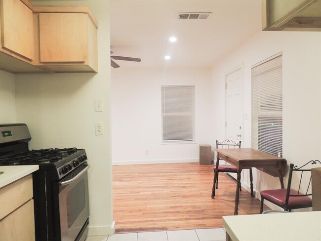 Building Photo - 1307 Deloney St