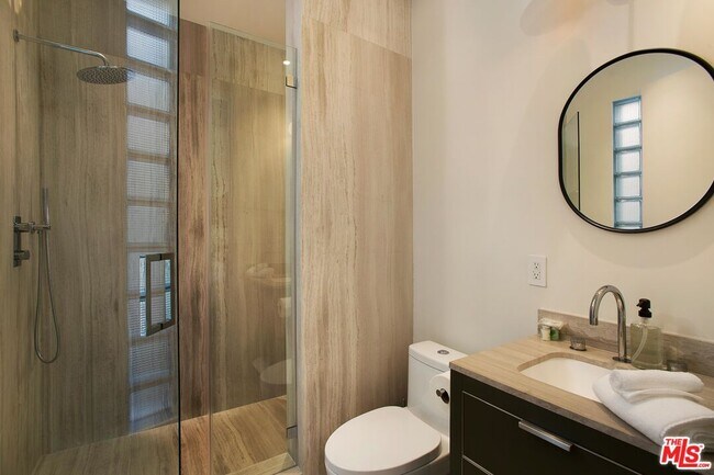 Building Photo - 508 N Sweetzer Ave