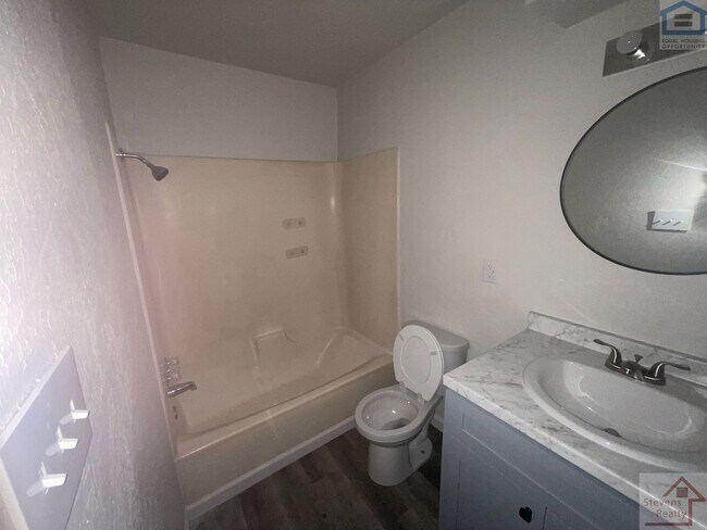 Building Photo - 1502 NW Kingsbury Ave