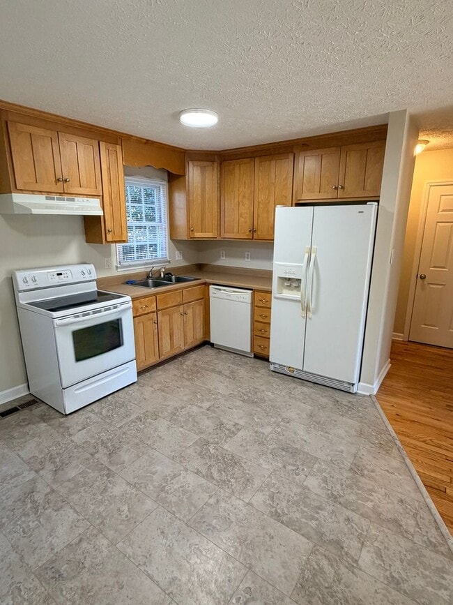 Building Photo - 2 Bedroom 2 Bath Cape Style House in East Asheville