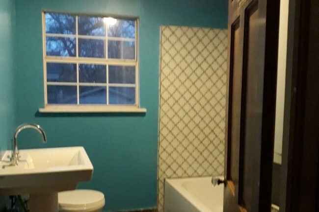 Upstairs Bathroom - 2021 Santa Rosa St
