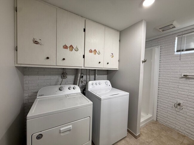Building Photo - $2,900 | 5 Bedroom, 3 Bathroom House | No Pets | Available for Immediate Move In!