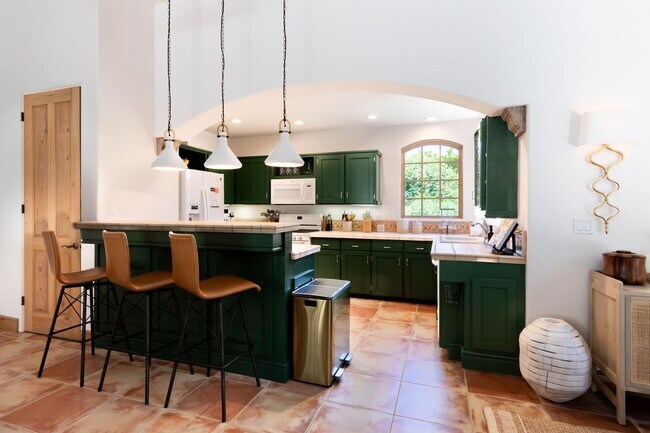 Building Photo - Luxury Oasis in Palm Springs Retreat