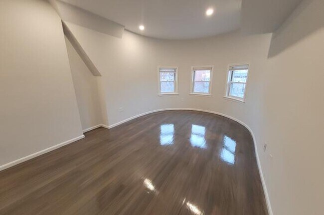 Building Photo - Charming 3 Bedroom-No Broker Fee
