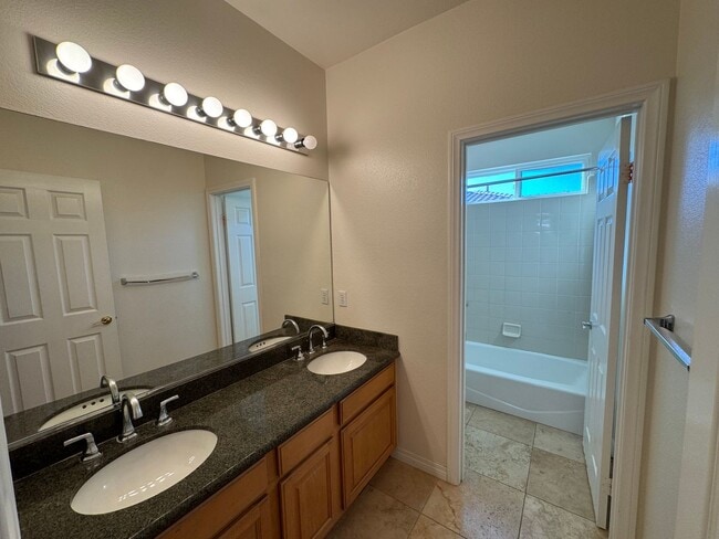 Building Photo - 5 Bedroom Luxury home