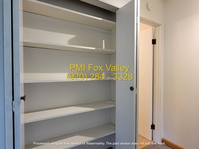 Building Photo - Newly Refurbished 2-Bed, 1.5-Bath Condo Oshkosh