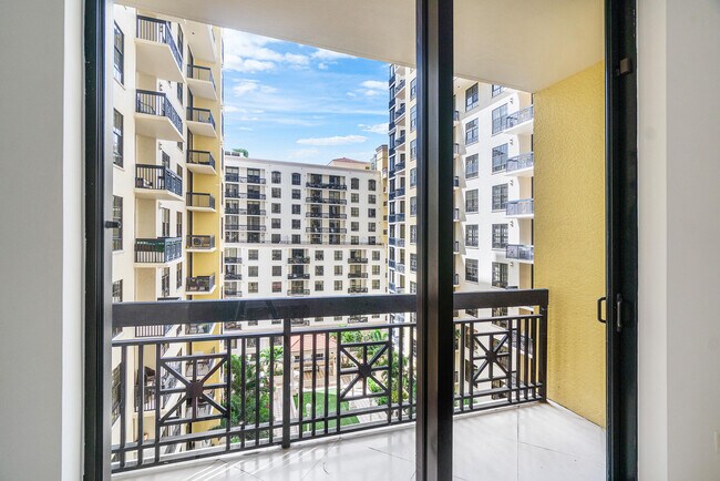 Building Photo - 701 S Olive Ave