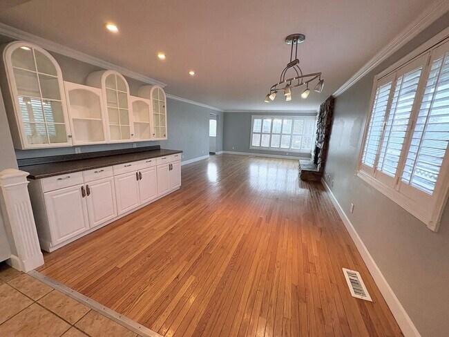 Building Photo - Charming 5-Bedroom Home in Prime Ballard Location!