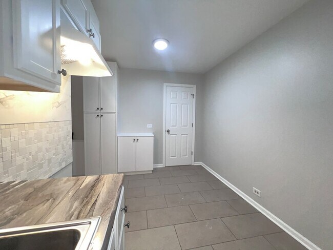 Building Photo - 8919 S Muskegon Ave