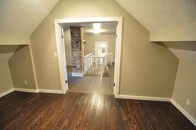 Building Photo - 5 Bedroom Home Available Now!
